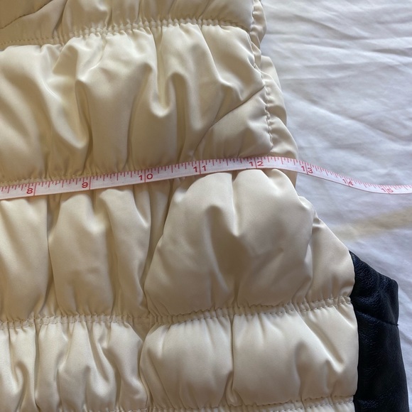 Woman’s puffy vest size Med.  Like New Condition - Picture 8 of 10
